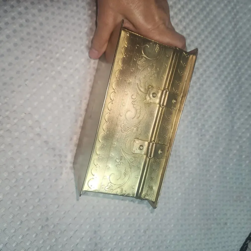 VINTAGE EUC LIGHT WEIGHT BRASS COLORED JEWELRY TREASURE BOX